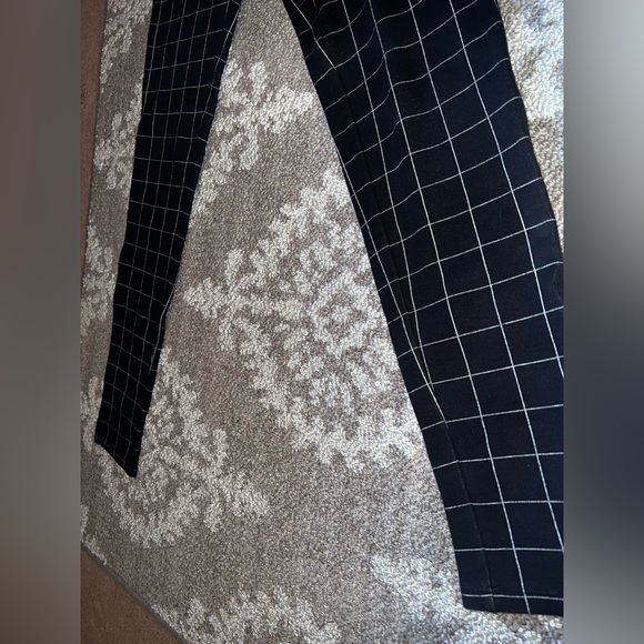 đź–¤Express stretches, size XS, black and white stripe plaid design đź–¤ - Picture 7 of 10